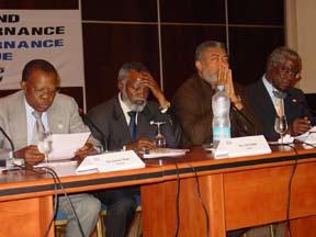 Declaração de Bamako Durante a conferência de imprensa final, os líderes africanos apresentaram a Declaração de Bamako da Iniciativa dos Antigos Chefes de Estado Africanos, um comunicado conjunto
