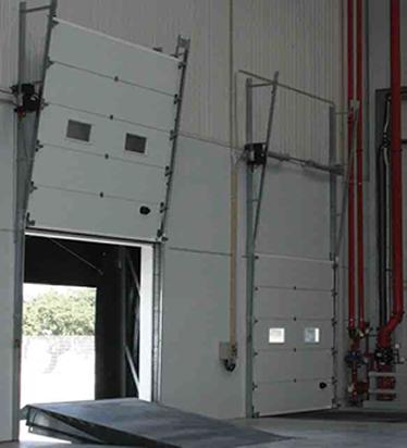 Vantagens Os portões seccionados industriais são a solução ideal para economizar espaços, uma vez que os painéis são colocados verticalmente junto à parede ou paralelamente ao telhado, evitando