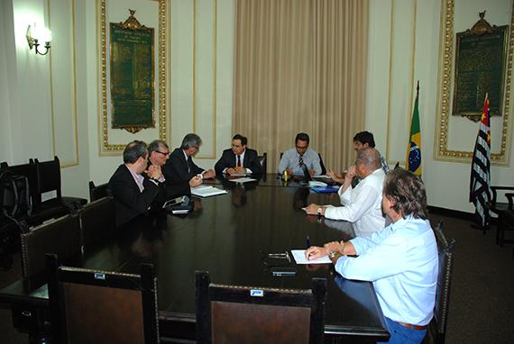 Associação Comercial de Santos promoverá em agosto audiência pública para debater a indústria do petr Em vista da sugestão, Vicente do Valle disse que a Câmara Setorial de Petróleo e Gás dará início