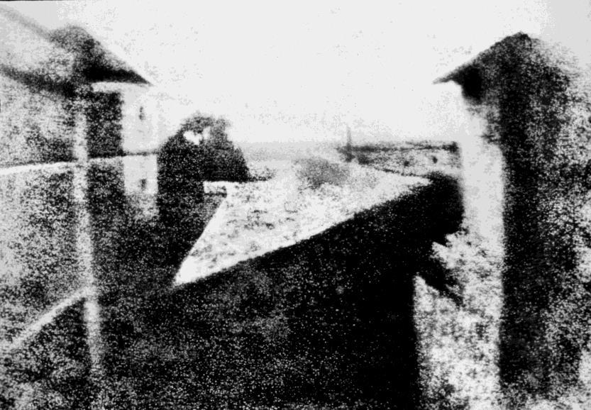 Figura 2 - Vista da Janela em Le Gras", de 1826, foi a primeira fotografia bem-sucedida.