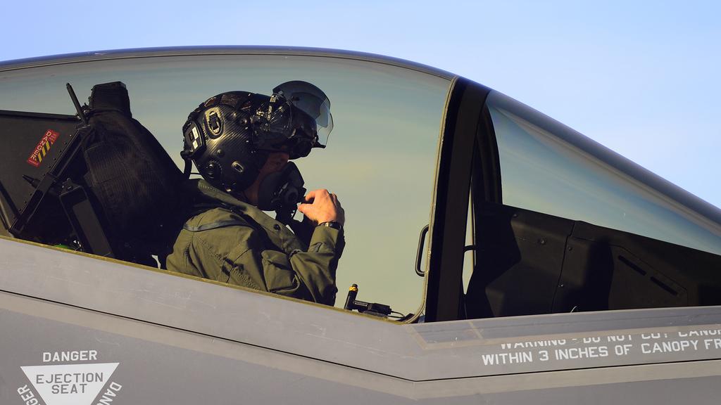 U.S. Air Force Major Kevin Hall pre-flight checks antes do voo no F-35A na Hill Air Force Base, Utah. (U.S. Air Force photo by Airman 1st Class Joshua D.