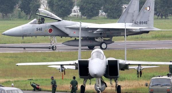 Japão posiciona F-15s perto de ilhas disputadas com a China F-15 JMSDF AFP 2016/ Kazuhiro NOGI O Japão dobrou o número de caças F-15 posicionados na ilha de Okinawa, perto das ilhas disputadas no Mar