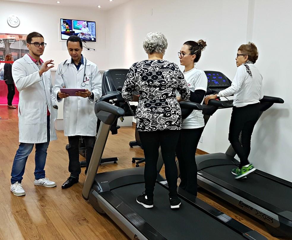 Médicos e treinadores trabalham em conjunto na reabilitação cardíaca (Foto: Renata Domingues) - Hoje a doença cardiovascular está acometendo pacientes com idade cada vez menor.