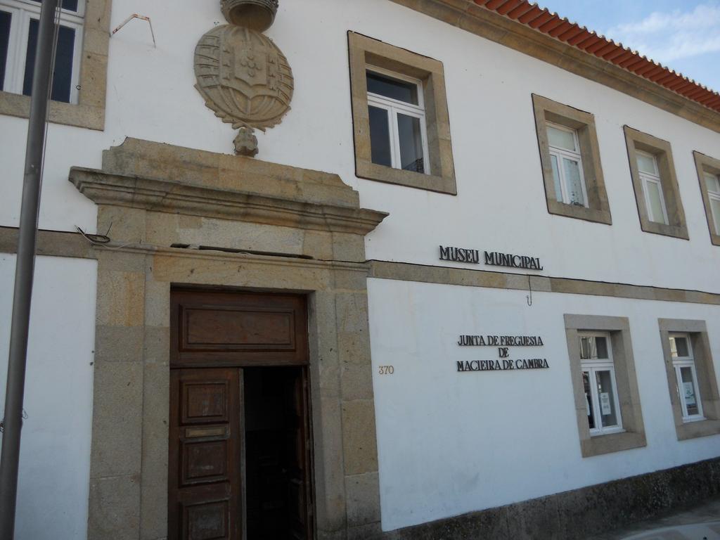 Neste centro encontram-se alguns elementos e edifícios distintivos, nomeadamente o Pelourinho de Macieira de Cambra (classificado como imóvel de