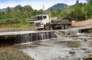 Redes de transportes aproximar as pessoas e as empresas Pontes rurais na Papua-Nova Guiné A rede rodoviária da Papua-Nova Guiné é pouco desenvolvida, pouco segura e extremamente vulnerável aos