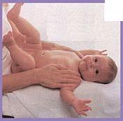 4 Coloque as mãos lado a lado no centro do peito do bebê.