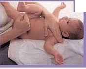 barriga do bebê, afastadas e próximas à lateral do tronco.