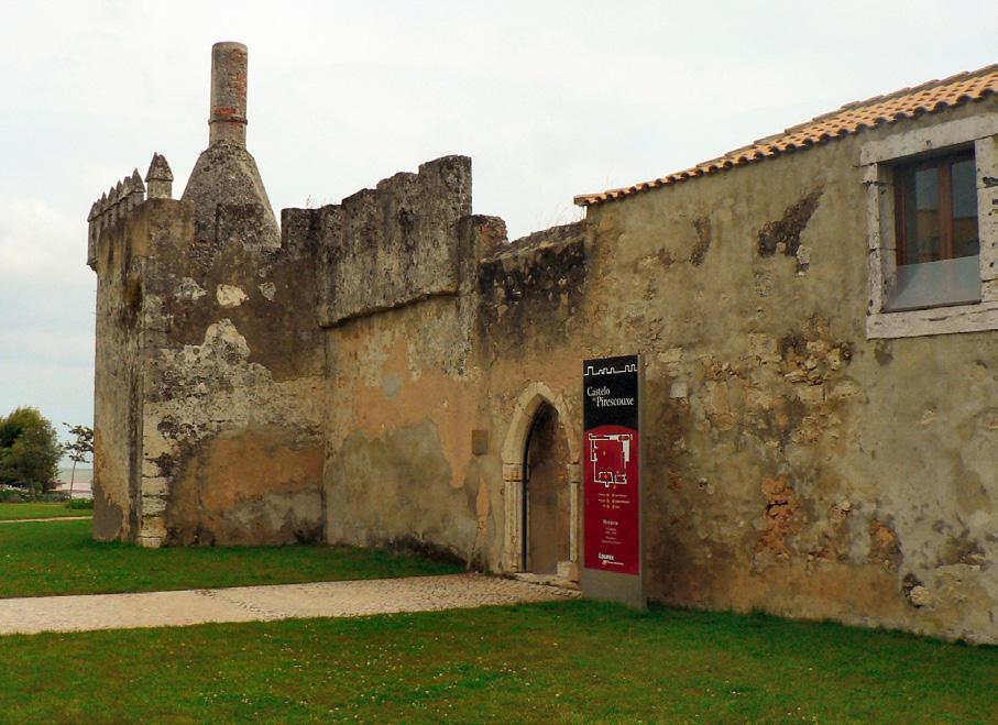 E ainda CASTELO DE PIRESCOUXE O Castelo de Pirescouxe é um imóvel que conta com mais de seis séculos de existência, cuja história é protagonizada em cada pormenor do edifício.