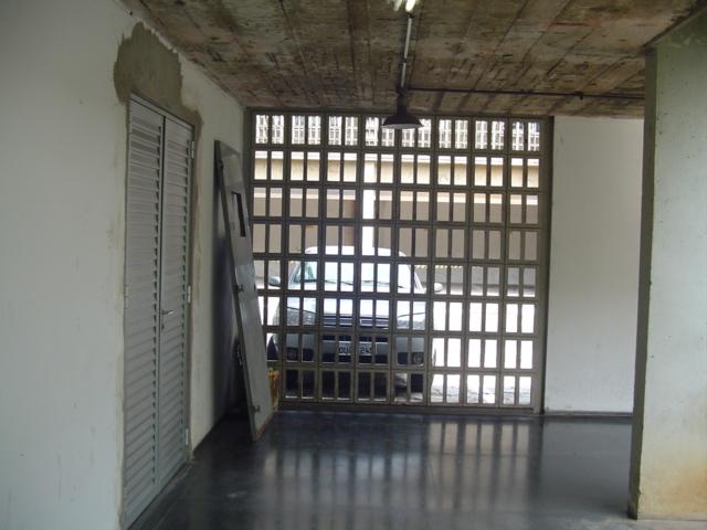 A entrada para a sala do equipamento de ar condicionado central (FIG.41) foi isolada da área interna do prédio, facilitando a manutenção. FIGURA 41 - Entrada para a sala de equipamento.