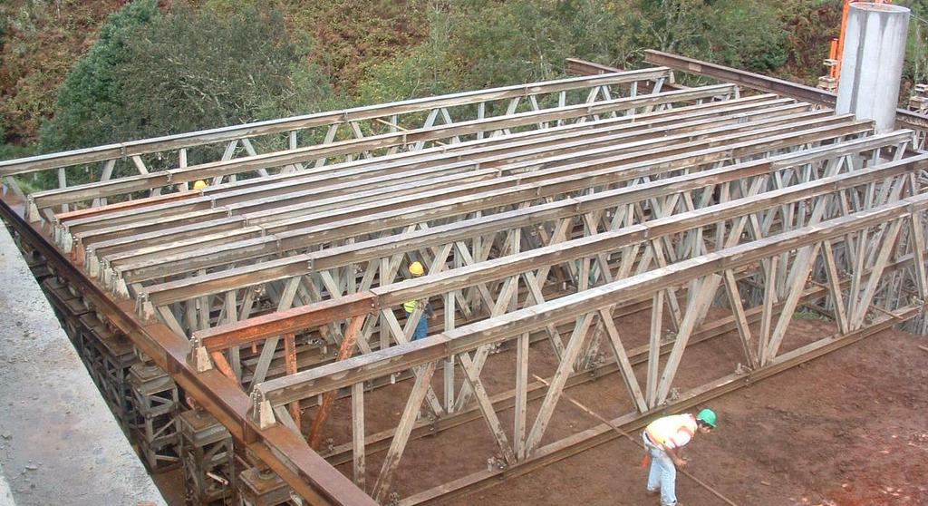 CAPÍTULO 3 - CONSTRUÇÃO COM RECURSO A CIMBRES DE TORRES E ASNAS Figura 13. Asnas de suporte à betonagem na Ponte da Velha (Borges 2009) Figura 14.