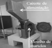 O processo de preparação dos corpos de prova cerâmicos iniciou-se pela preparação das matérias primas através da moagem da argila em um moinho de martelo Figura 1 (c), seguido pelo peneiramento até
