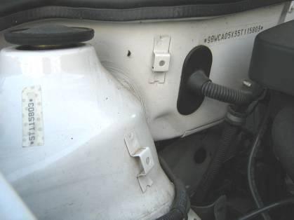 332/09) No assoalho do veículo, sob um dos bancos dianteiros (exceto os fabricados a partir de 1999) Coluna da