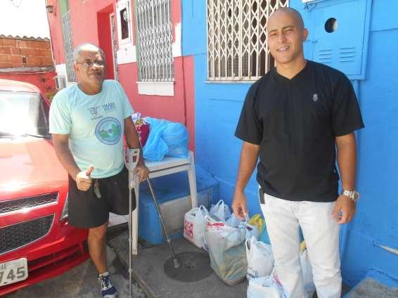 E) ENTREGA DE ALIMENTOS E ROUPAS PARA O COORDENADOR DO CENTRO DE