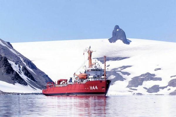 efetuados os procedimentos de instalação dos Módulos Antárticos Emergenciais (MAE), bem como o desmonte da estação que foi parcialmente destruída num incêndio em fevereiro deste ano.