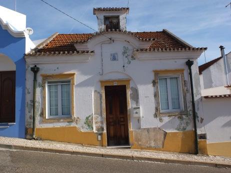 de conservação dos espaços públicos apresenta-se em geral em bom estado, denota-se, no entanto uma manutenção pouco periódica, o que pode vir a