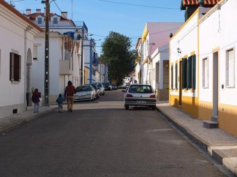 ESPAÇO PUBLICO Estacionamento desorganizado, efetuado ao longo da via pública; Espaços públicos sem condições para a circulação de cidadãos