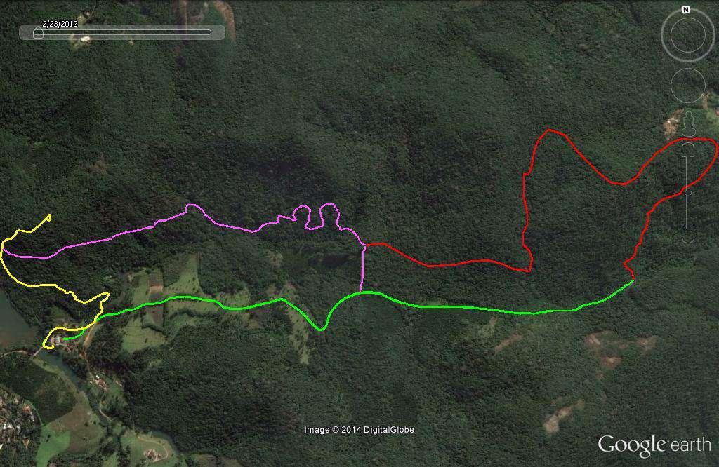 10 km Os atletas largam na trilha verde e seguem em frente por aproximadamente 2,6 km até o entroncamento das trilhas verde* e vermelha*(1º Posto de Hidratação), mantenham-se na trilha vermelha a