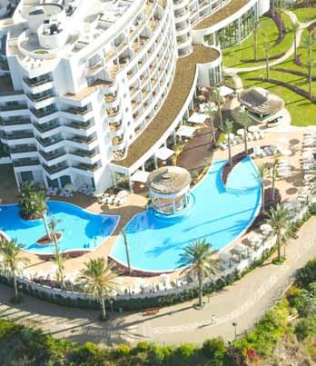 Com uma soberba vista para o oceano e Cabo Girão, rodeado por jardins tropicais e pela maior piscina exterior de água salgada da Ilha da Madeira, o seu design foi especialmente concebido para