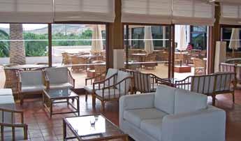 diretamente ao extenso areal e a um mar de águas tranquilas, o Hotel Porto Santo & SPA é o local ideal para desfrutar de umas férias descontraídas e sossegadas.