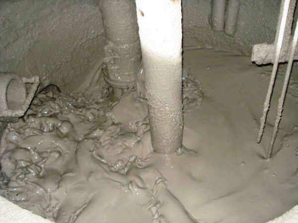 abaixo do tear, onde a lama abrasiva de menor granulometria é descartada, e a outra parcela da lama é submetida à recirculação.