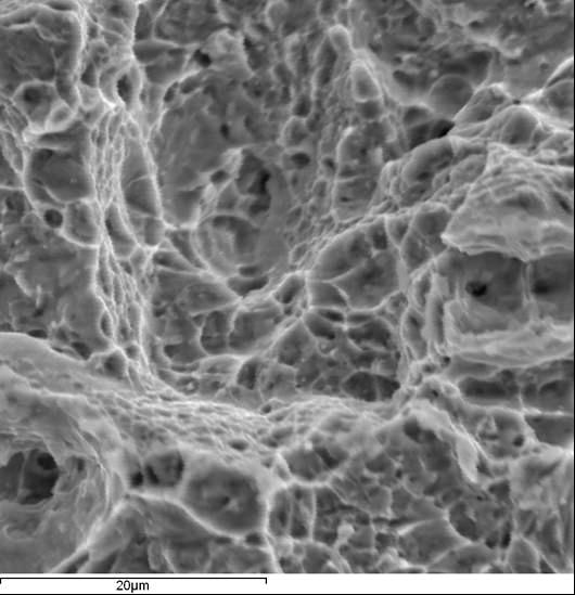 Foram observadas a presença de microcavidades de diferentes dimensões (Figuras 4.96a e 4.