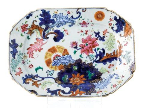 30 MARÇO 2014 31 94. PAR DE TERRINAS Em porcelana chinesa da Companhia das Índias, reinado de Qianlong (1736-1795).