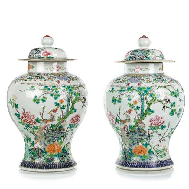 PAR DE POTES COM TAMPA Em porcelana da China,decoração policromada Flores. Reinado Tongzhi (1856-1875).