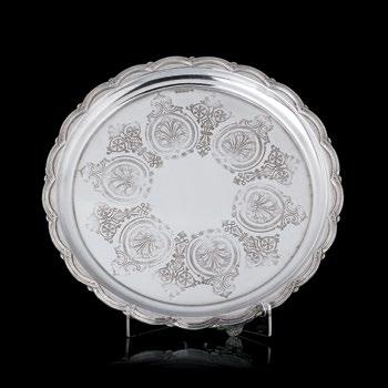 : 861 gr ; Alt.: 20 cm. 200/300 406. DUAS CAIXAS Em vidro, com tampas em prata portuguesa, com marcas de contraste Javali (1887-1938). Diâm.: (maior) 18 cm. 100/200 407.