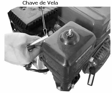 8 Manutenção da Vela de Ignição Desconecte o cabo da vela e limpe qualquer sujeira ao redor da vela de ignição Remova a vela de ignição utilizando a chave de