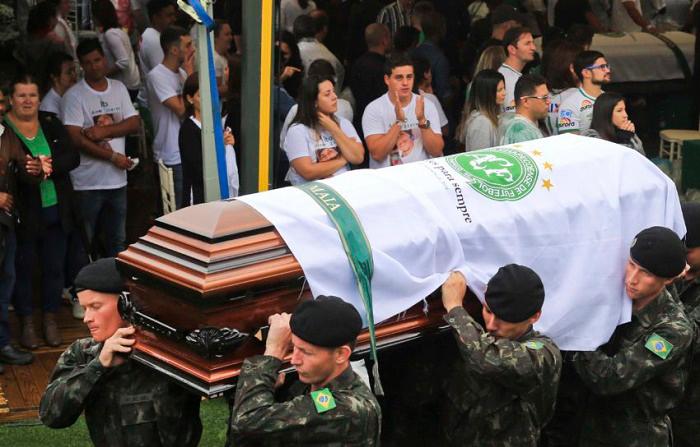 ROMA E LAZIO SE ABRAÇAM Rivais históricos na Itália, Roma e Lazio mostraram união para homenagear os mortos do acidente no avião da Chapecoense.