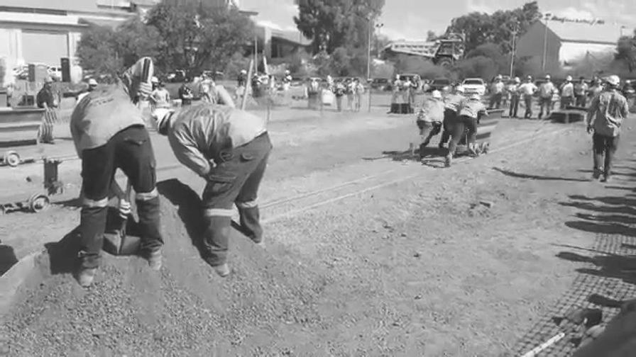 Mucking Três membros da equipe serão muckers (responsável por encher o carrinho com o material) e um será o screeder (responsável por transportar o material no carrinho).