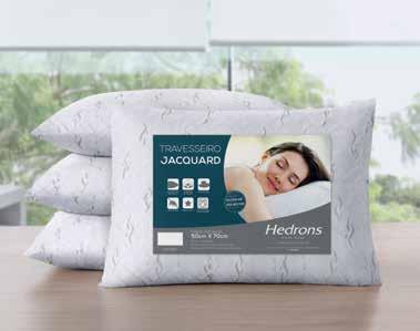 A capa em tecido jacquard evidencia a qualidade superior de um travesseiro feito a partir de microfilamentos de poliéster, que asseguram o toque suave