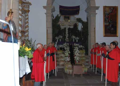 Bem perto da hora do início da Missa, com a Igreja e o adro apinhados de gente, o alvoroço cresce com a chegada em surdina do Mestre e dos demais componentes da Filarmónica Idanhense, exibindo o