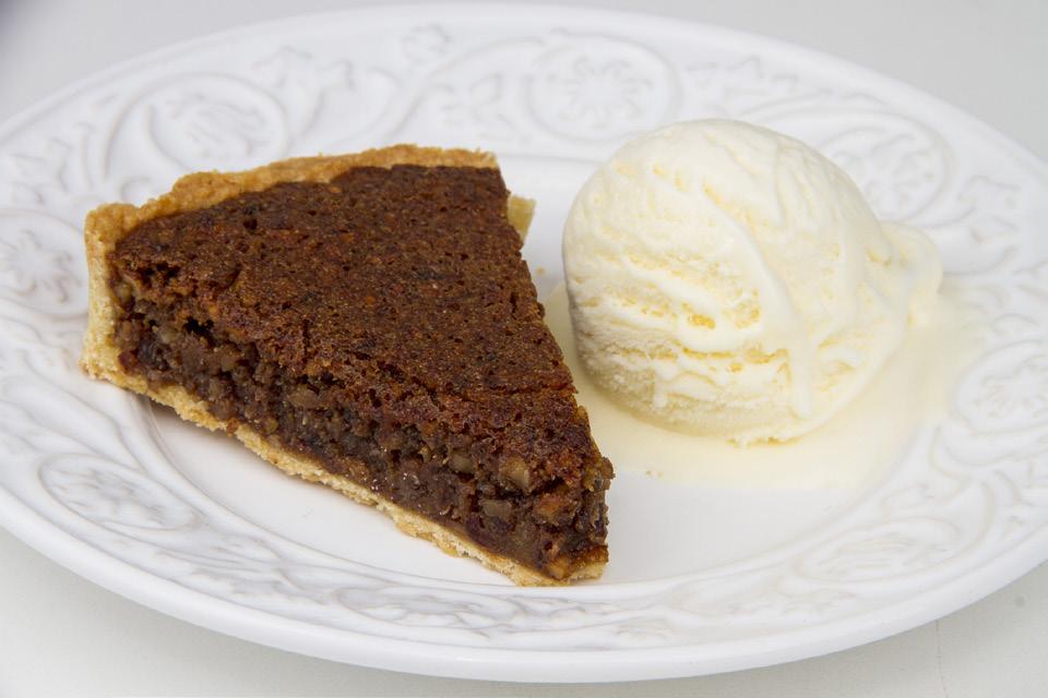 17 Confeitaria americana Pecan pie DURABILIDADE: aproximadamente 7 dias em refrigerador RENDIMENTO: 2 tortas de 18 cm Massa 350 g de farinha de trigo 150 g de açúcar refinado 50 g de farinha de