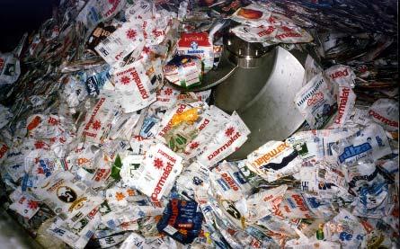 resíduo alimentar que possa estar acumulado na embalagem. Em seguida, os fardos são destinados a recicladores de aparas de papel.