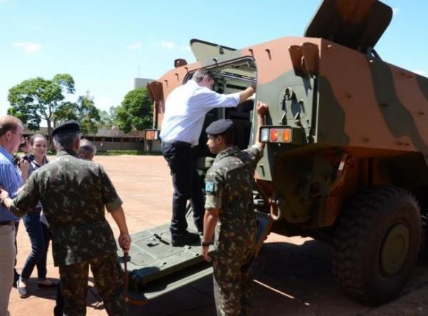 O Exército brasileiro colocará em operação nas regiões de fronteira de Mato Grosso do Sul o Blindado Guarani, novo veículo de operações desenvolvido com tecnologia brasileira.