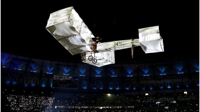 O avião voou pelo Maracanã e a bossa nova continuou a dar o tom da festa com a exaltação das