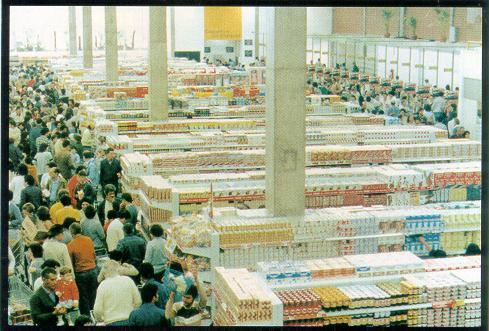 0 0 0 0 0 1 970 Na década de 70, surgiram as Caixas Registradoras Eletrônicas (CRE) e em 1976, foram instalados os primeiros sistemas de Terminais Ponto de Venda (PDV).