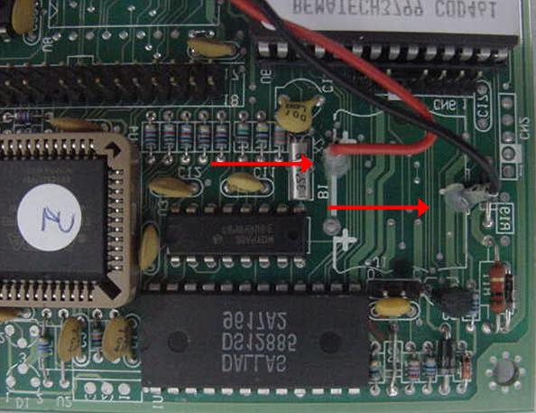 Conectar os fios da bateria nas barras de pinos posicionadas em B1, observando que o fio vermelho deverá ser conectado na barra de pino indicada pelo sinal positivo