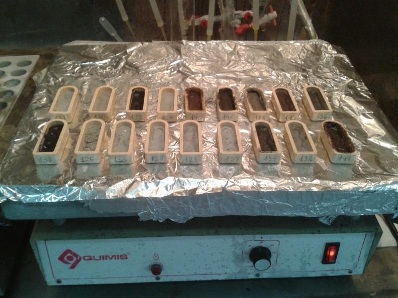 26 Figura 12 Barca de porcelana em manta aquecedora para remoção da umidade antes da leitura do carbono orgânico total (COT) Fonte: Crivellani (2015).