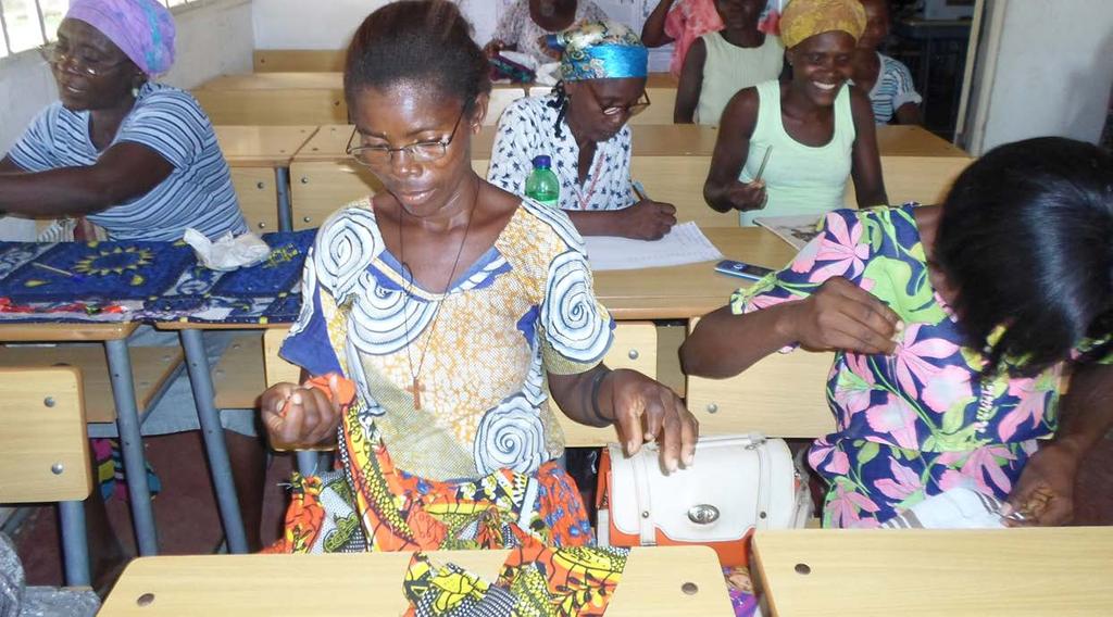 MULHERES EM ACÇÃO EM CAXITO Um projecto Mulheres Empreendedoras foi lançado em Caxito, Bengo, no final de 2015, com o objectivo de treinar 120 mulheres, durante três anos.
