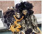 Batalha das Flores É na época do carnaval que Veneza recebe o maior número de turistas A cidade ganha um aspecto de baile de máscaras a céu aberto, quando ricos e pobres se unem
