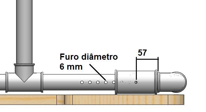 AJUSTE DO CALCANHAR: Passo 1:Deve-se apoiar a conexão Tê com redução 50 x 32 mm mais próximo possível da final da chapa de MDF para furar a conexão Tê com redução 50 x32 mm junto com