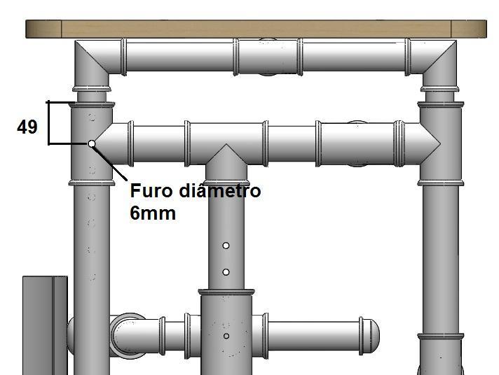 Passo 2: Deve-se furar a conexão Tê 40 mm, no total será realizado um furo em cada Tê, passante, com broca de diâmetro 6, e a 49 mm da extremidade do Tê 40mm, como mostrado na figura75.