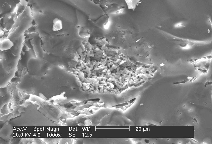 Figura 27 Micrografia obtida por MEV da superfície de fratura da composição com 0% de granito
