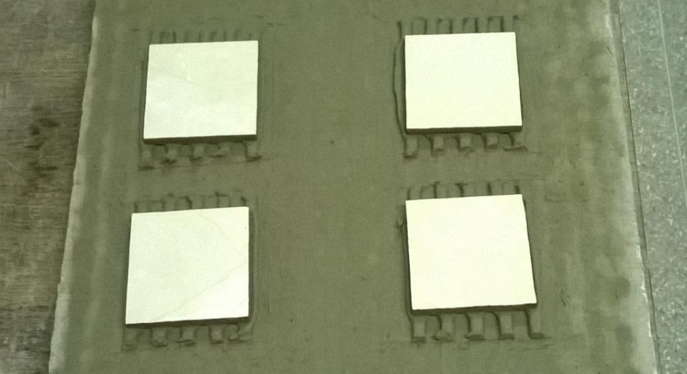 Salienta-se que a ordem de colocação das massas-padrão deve ser a mesma de colocação das placas cerâmicas sobre os cordões de argamassa.