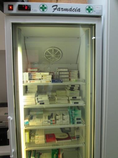 Frigorífico: Produtos termolábeis (vacinas, insulinas, entre outros) (figura 10) Figura 10. Acondicionamento de produtos termolábeis no frigorífico. 2.2.5.