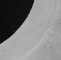 Lado avesso do tecido Preparação dobre a gola em dois e passe com os lados certos juntos, alfinete e alinhave a gola Costurando costure Vari-overloque na borda guie a borda ao longo do pino do