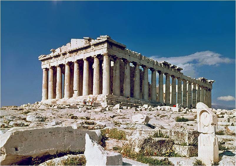 Um dos templos gregos mais conhecidos é a Acrópole de Atenas, que foi construído no ponto mais alto da cidade, entre