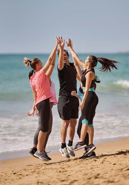 aça um treino na praia, desfrute das aulas de yoga e pilates com uma vista incrivel, nade com a sua família na piscina coberta ou carregue energias positivas com uma corrida matinal.